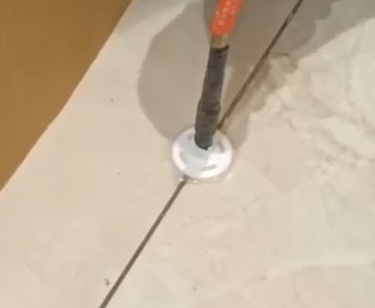 天涯瓷砖空鼓维修公司专业解答瓷砖在铺贴过程中，如果没有涂抹均匀到位的粘结材料（如水泥砂浆或瓷砖胶），可能会导致以下问题