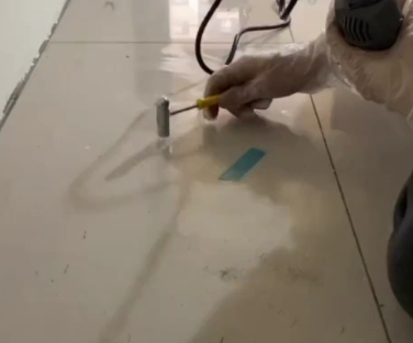 天涯瓷砖开裂维修公司专业分享瓷砖在铺贴前如果没有沥干水分，将会导致以下问题