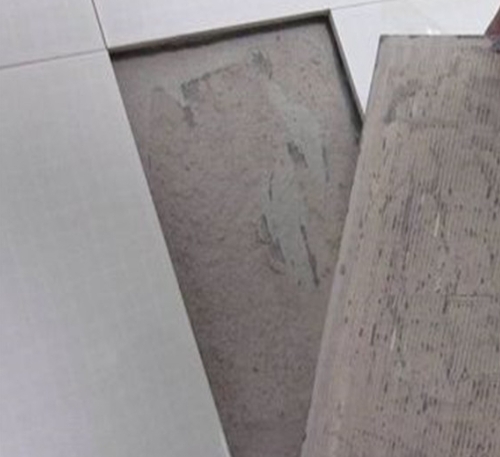 天涯瓷砖空鼓维修公司分享瓷砖铺贴时如果打浆（即涂抹在瓷砖背面和基层上的砂浆或瓷砖胶）过少，会带来以下问题