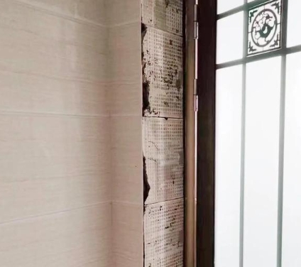 天涯瓷砖空鼓免砸砖维修公司分享吸水砖泡水时间不够或过长都会对瓷砖铺贴效果产生影响